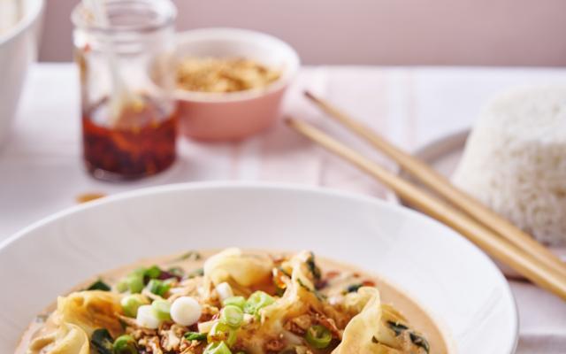 Gebakken gyoza in rodecurrysaus