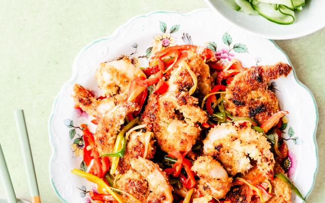 Zoetzure gepaneerde scampi’s met komkommerslaatje