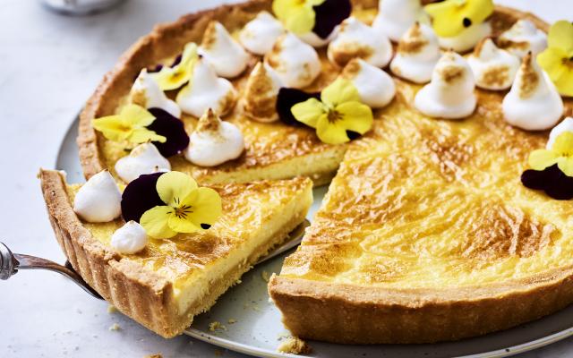 Citroentaart met viooltjes