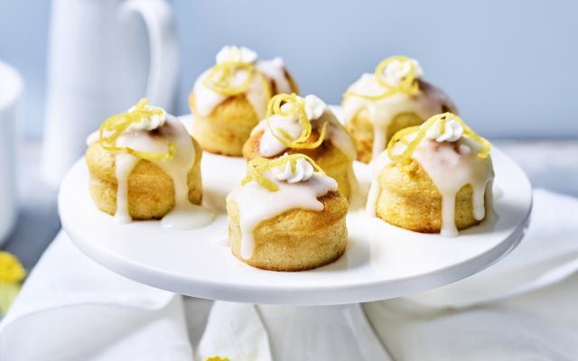 Vanillecakejes met citroenglazuur