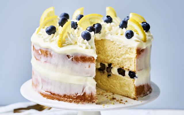 Biscuittaart met limoncello, blauwe bessen en citroen