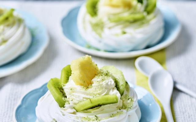 Paaspavlova met ananas, kiwi en muntsuiker