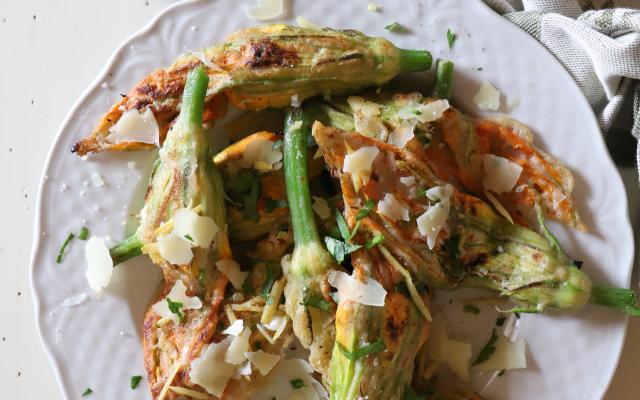 Gevulde courgettebloemen met ricotta en citroen