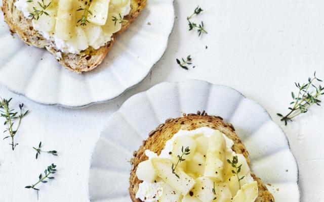 Toast met ricotta en ingemaakte asperges