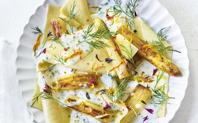Open lasagne met gewokte kerrie-asperges