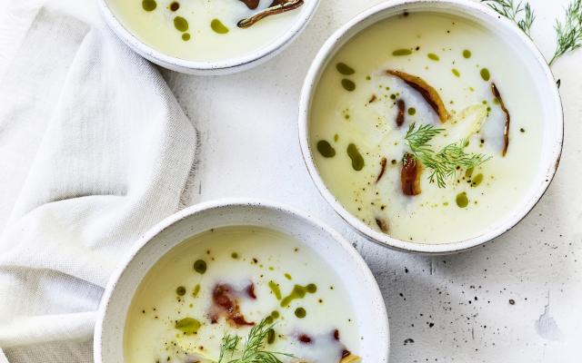 Aspergesoep met krokante ham en kruidenolie