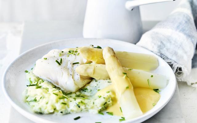 Kabeljauw met smeuïge bieslookpuree, asperges en mousselinesaus