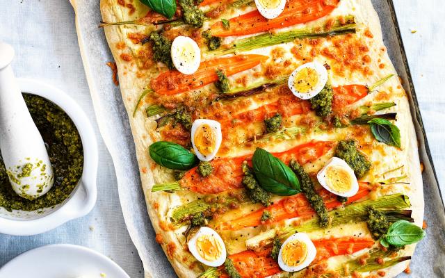 Plaatpizza met zure room, jonge wortelen, pesto en kwarteleitjes