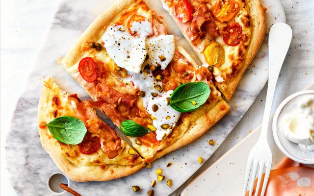 Pizza bianca met mortadella, ­gekleurde kers­tomaatjes, burrata en pistache