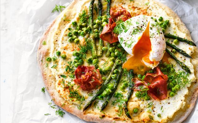 Lentepizza met ­ricotta, groene ­asperges en ­gepoche­erd ei