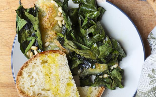 Gratin van wilde spinazie met mozzarella en ­pijnboompitten