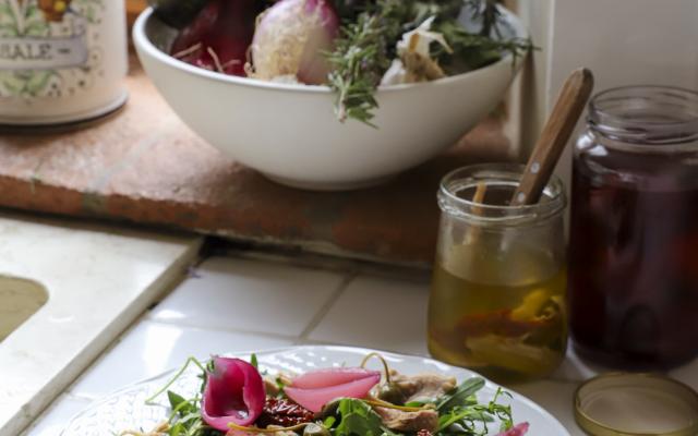 Salade met tonno di ­Chianti en opgelegde rode ui