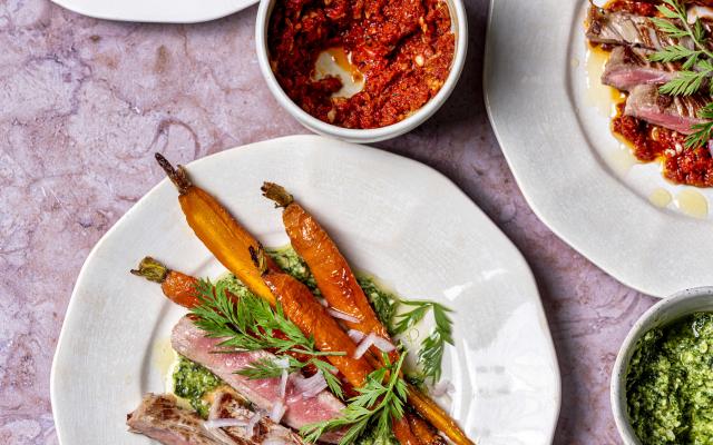 Ovengeroosterde worteltjes met ­pesto en ­rundstagliata