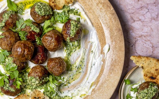 Gehaktballetjes met pesto en ­yoghurtsaus