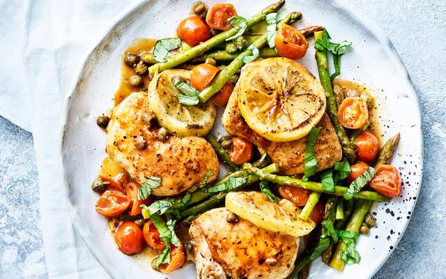 Piccata van kip met groene asperges en kerstomatenjus