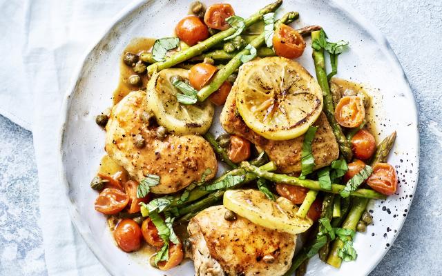 Piccata van kip met groene asperges en kerstomatenjus