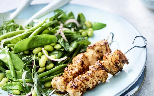 Kippenspiesjes met kruiden-boontjessalade