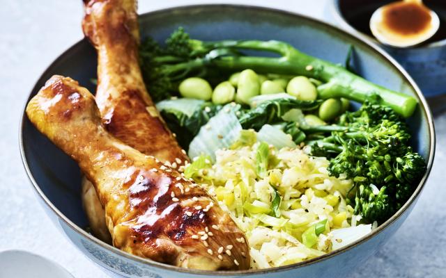 Kipdrumsticks met oosterse groenten en gebakken rijst