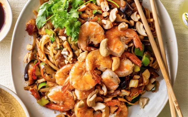 Noedelkommetje met scampi’s en kleverige ­aubergine
