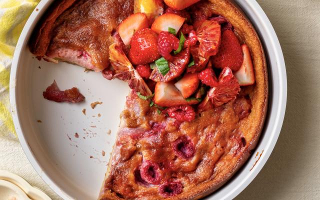 Clafoutis van ­aardbeien en ­frambozen