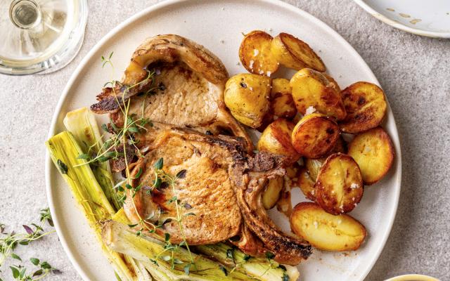 Kotelet met ­gebakken krieltjes en lenteprei