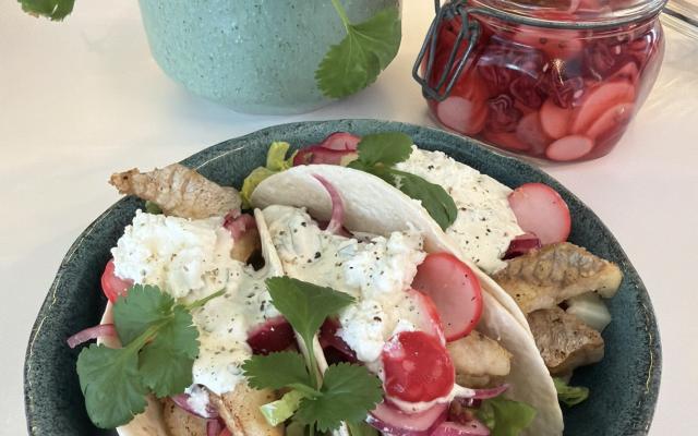 Taco's met rode poon en gepekelde radijsjes