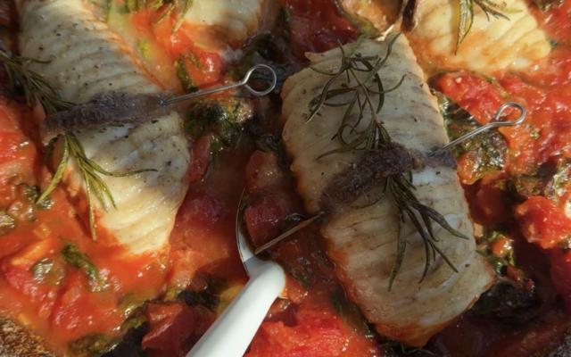 Rogrolletjes met tomatensaus en spinazie