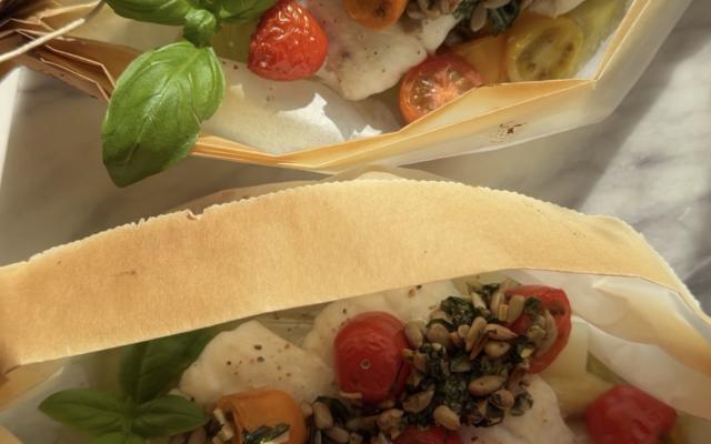 Papillote-schuitje van asperges en pieterman