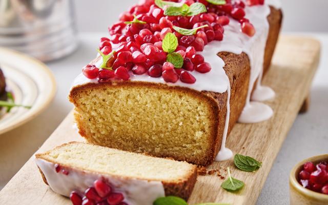 Cake met rozenwater en granaatappelpitten
