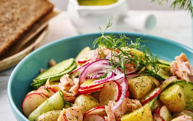 Aardappelsalade met zalm, komkommer en radijsjes
