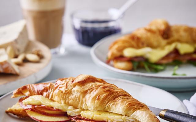 Gevulde croissant met appel en brie
