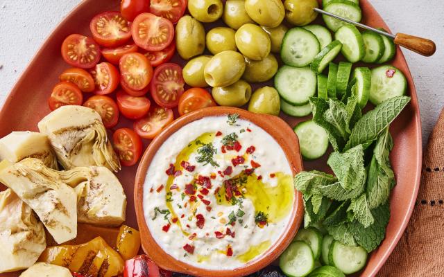 Mezzeplank met pittige fetadip