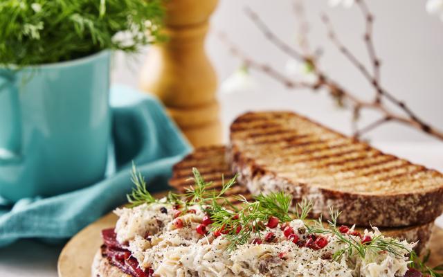 Toast roggebrood met gerookte makreel en mierikswortel