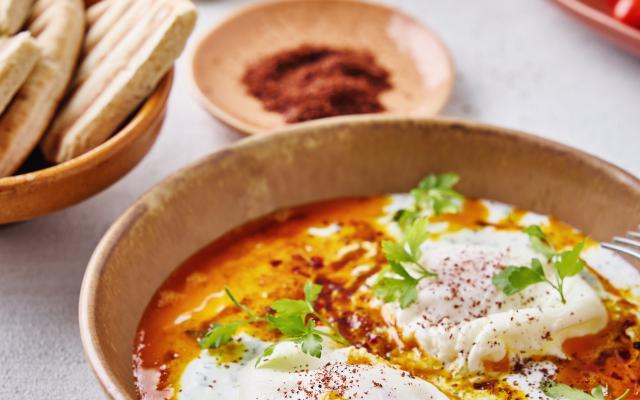 Gepocheerde eieren met gekruide boter