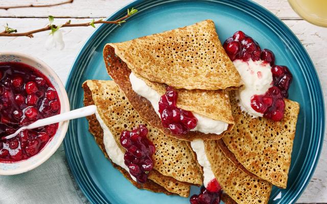 Zweedse pannenkoekjes met lingonberry en slagroom