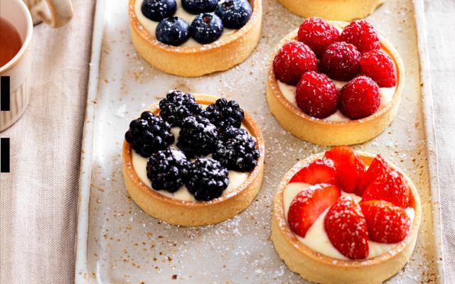 Minitarteletjes met yoghurt-advocaatcrème en rood fruit