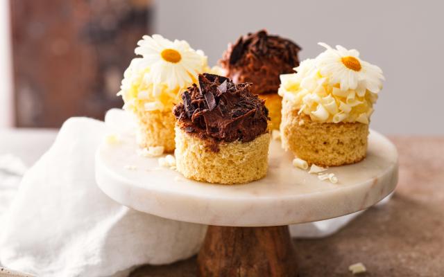 Minicakejes met roomkaas en chocolade
