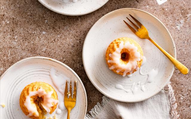 Minitulbandcakejes met citroenglazuur