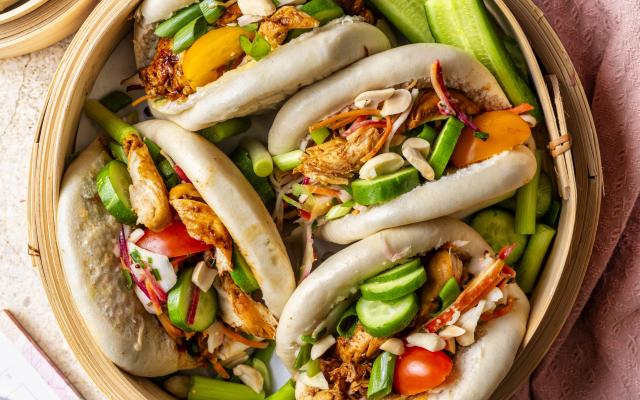 Bao buns met kip en rauwe groentjes