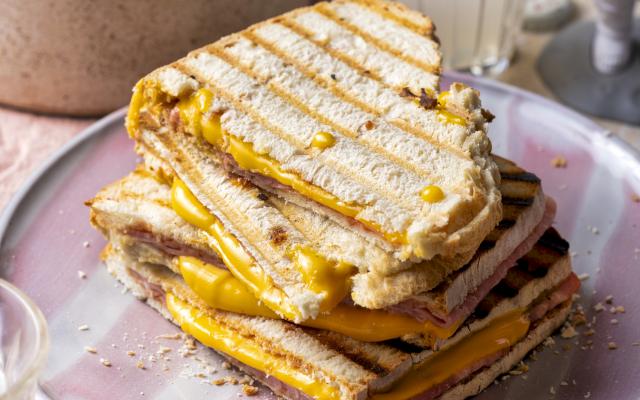 Croque-monsieurs met wortelslaatje