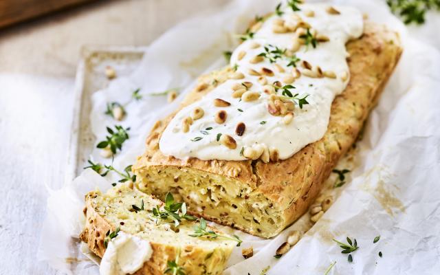 Hartige kruidencake met kruidenkaastopping