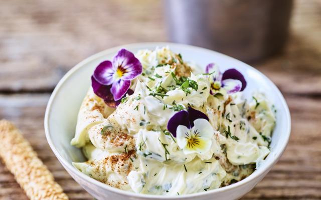 Kruidenboter met eetbare bloemetjes