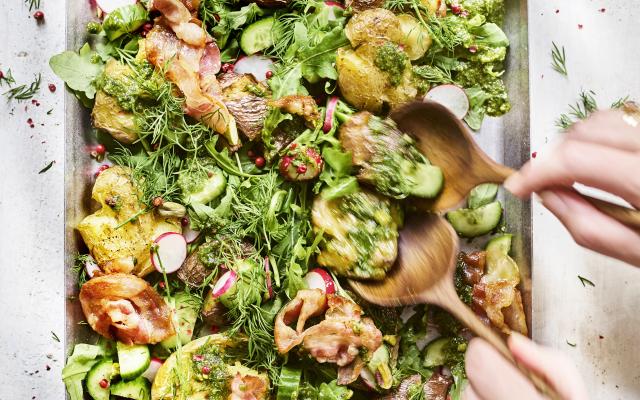 Salade met gepofte krieltjes, pesto van tuinkruiden en krokante pancetta