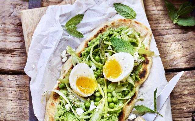 Flatbread met spread van erwtjes en munt, aspergelinten en een zachtgekookt ei