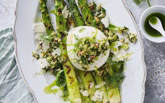 Gegrilde groene asperges met burrata en kruidencrumble