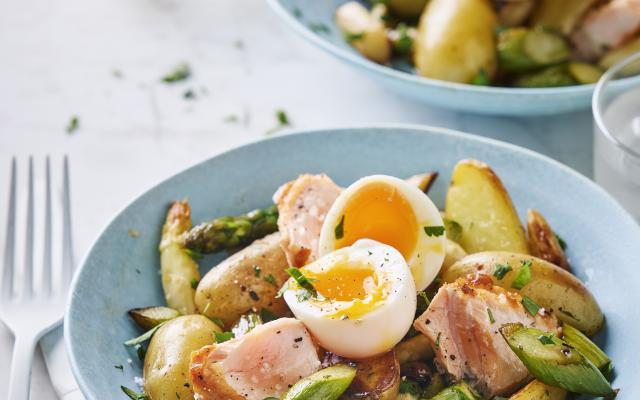 Asperges met krieltjes, gegrilde zalm en zachtgekookt ei