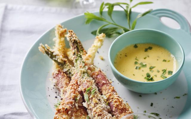 Krokant gebakken aspergerolletjes met snelle bearnaise