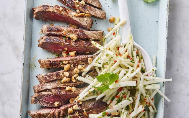 Thai beef met gemarineerde rauwe witte asperges