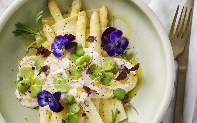 Open lasagne met gestoomde witte asperges, tuinbonen en een romig dragonsausje