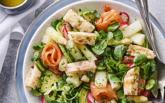 Panzanella van witte asperges en gerookte zalm
